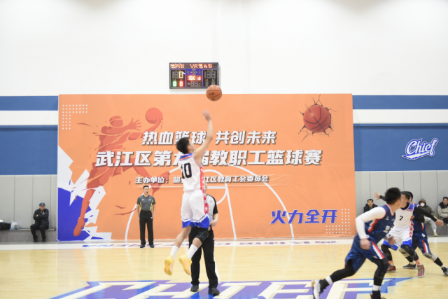 开场抢球瞬间.jpg
