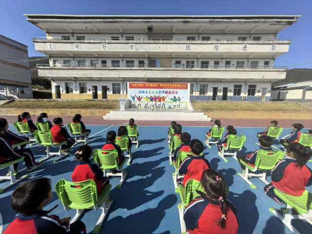 图2：凤田小学孩子们在期末汇报表演.jpg