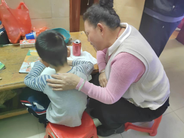 图4：凤田小学教师在家访中给困境儿童辅导.jpg