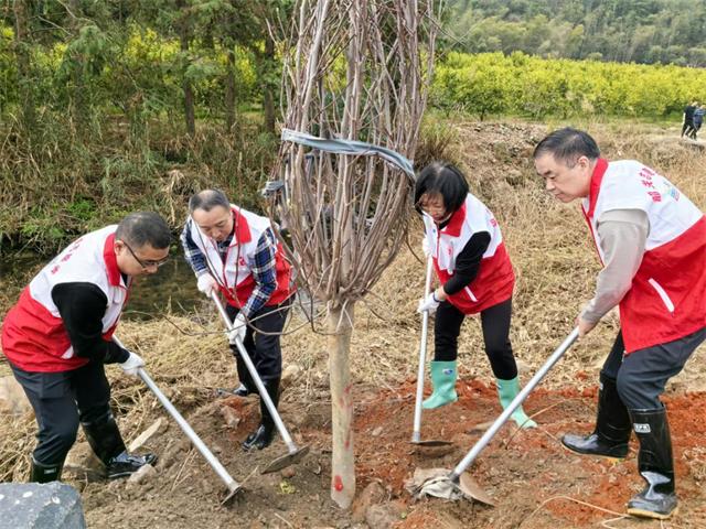 韶关市商务局组织开展“传承红色基因 保护绿水青山 共建绿美韶关”主题活动1.jpg