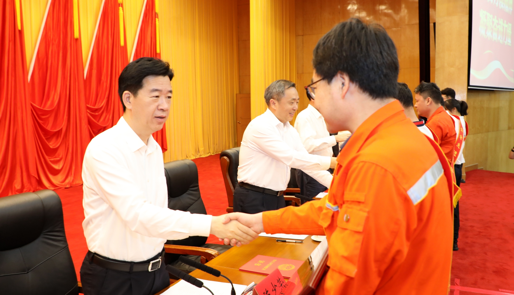 我市举行劳动模范、先进工作者和先进集体表彰大会暨第五届“韶关工匠”发布仪式