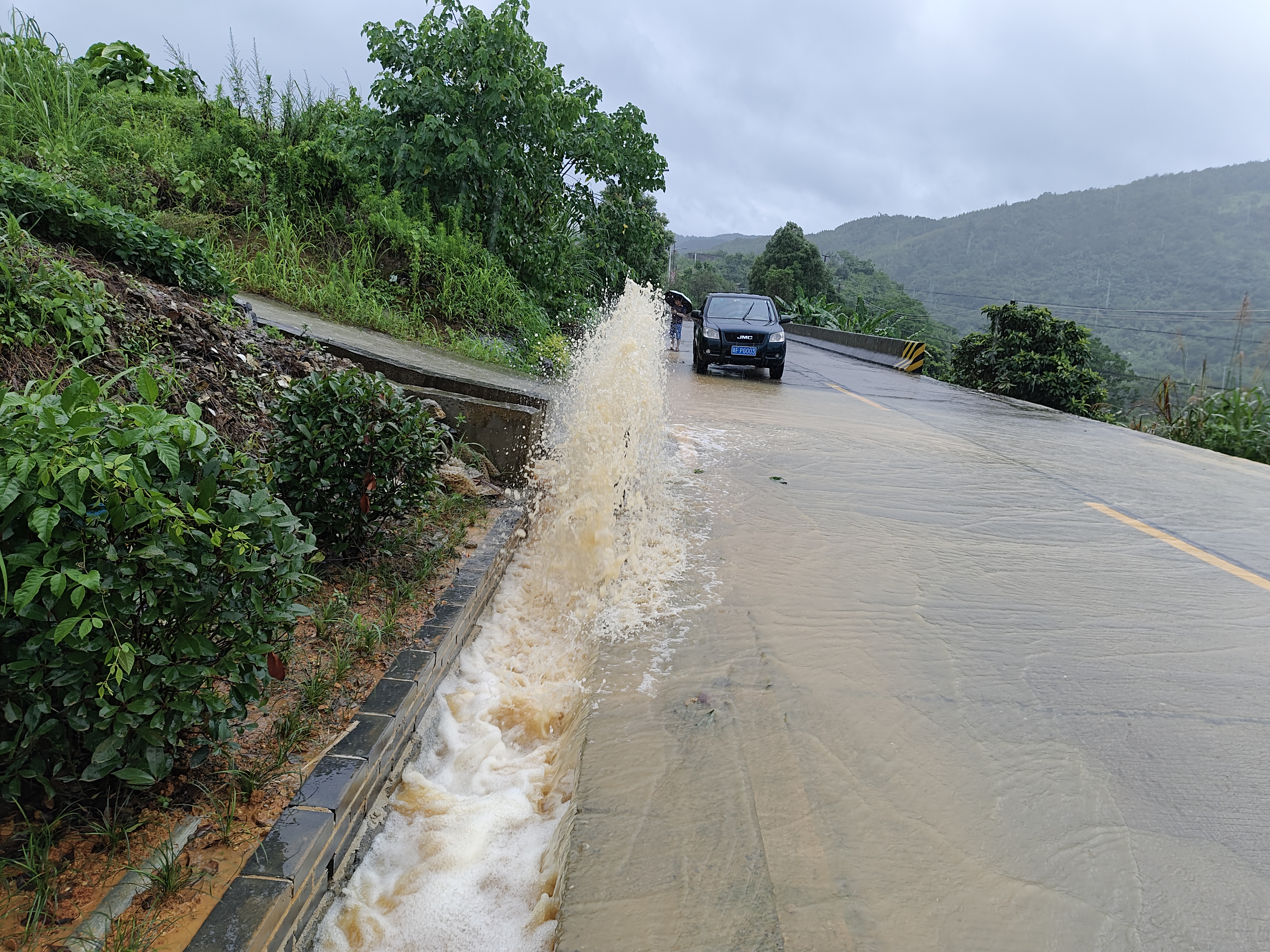 省道S248线K22十750处路面过水.jpg