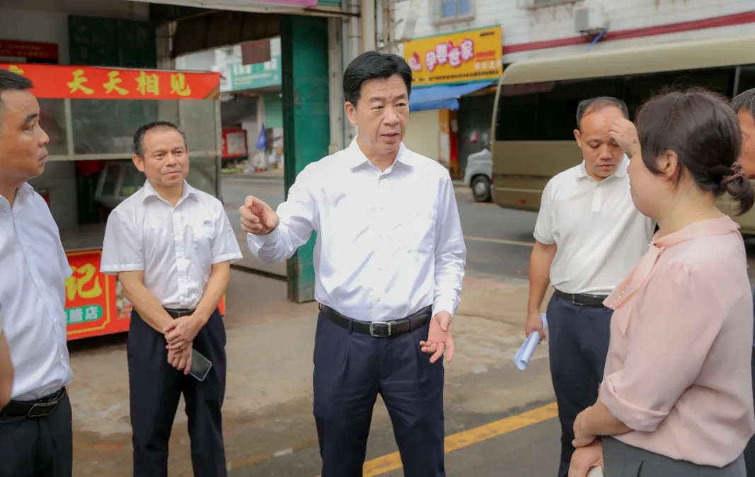 陈少荣到南雄市督导检查基孔肯雅热疫情防控工作把好“外防输入”关口筑牢疫情防控严密防线
