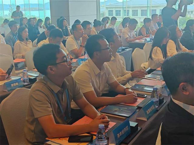 我市各经开区领导同志参加推介会.jpg