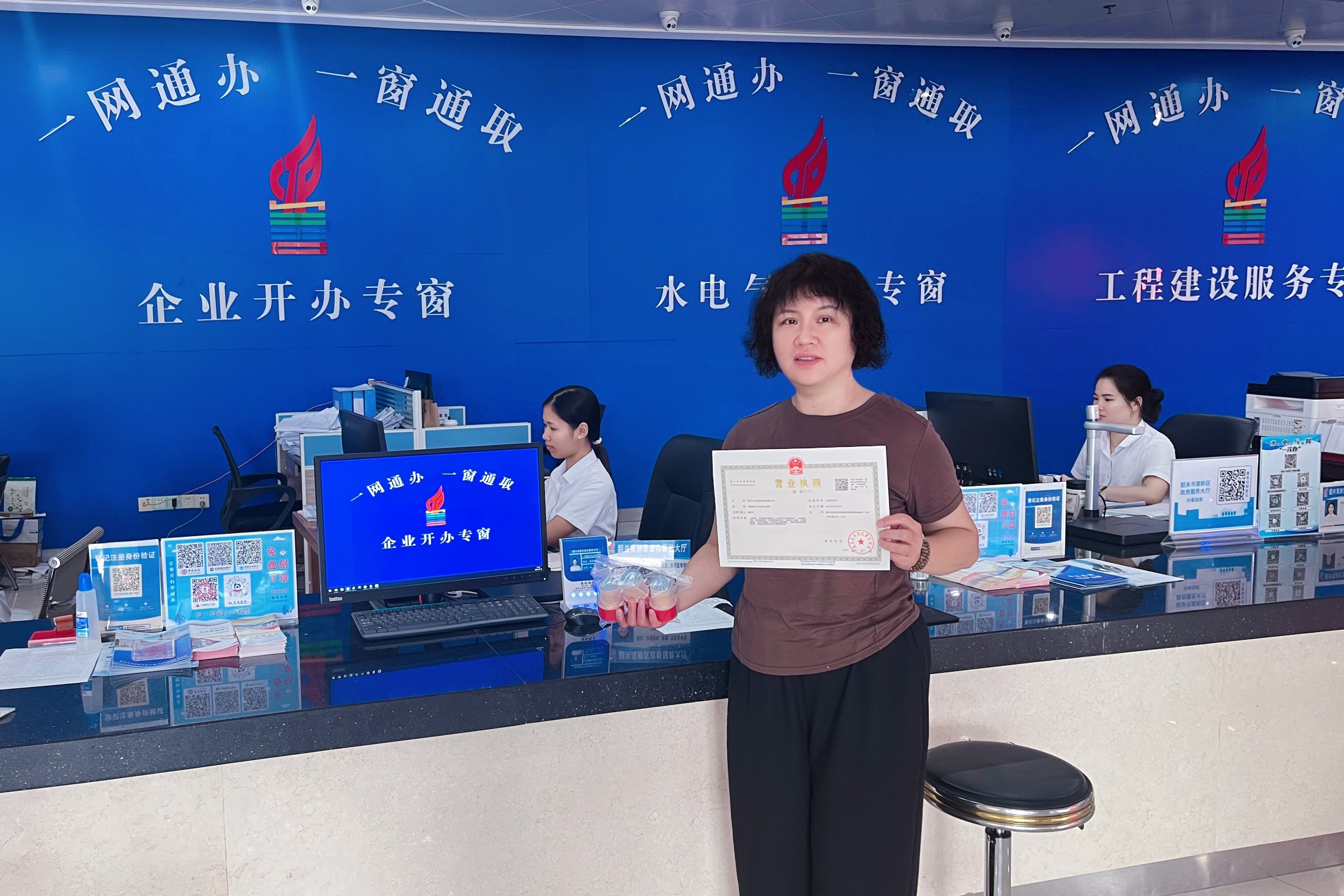 梁女士通过直接变更登记的方式顺利领取公司营业执照及公章(1).jpg