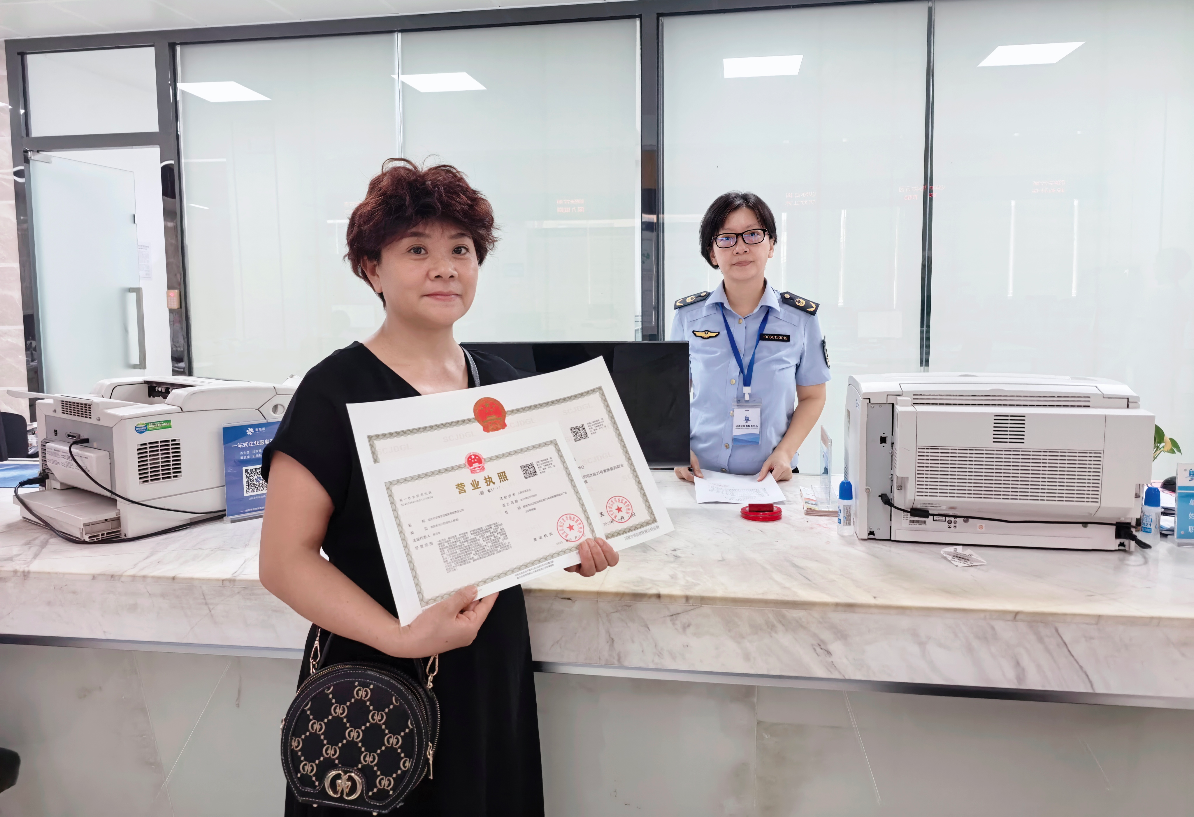 陈女士在浈江区市场监督管理局领取该区首张直接变更升级为有限公司的营业执照(1).jpg