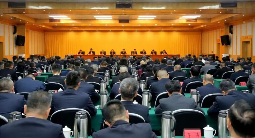 市委常委会（扩大）会议暨全市传达学习贯彻党的二十届四中全会精神干部大会召开