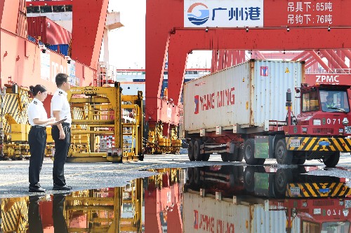 广州海关所属南沙海关关员在南沙港三期集装箱码头对进出口货物进行监管_副本.jpg