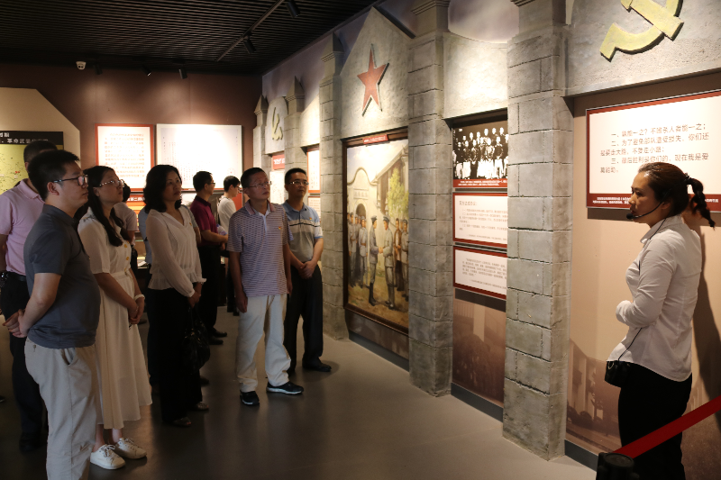 认真学习参观.jpg