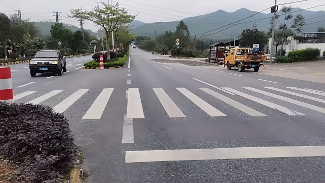 3路面完成修补并恢复通车(1).jpg