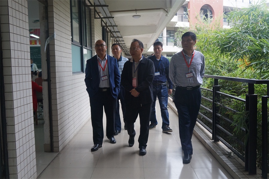 6、我院领导陪同市人社局领导巡视考试情况.JPG