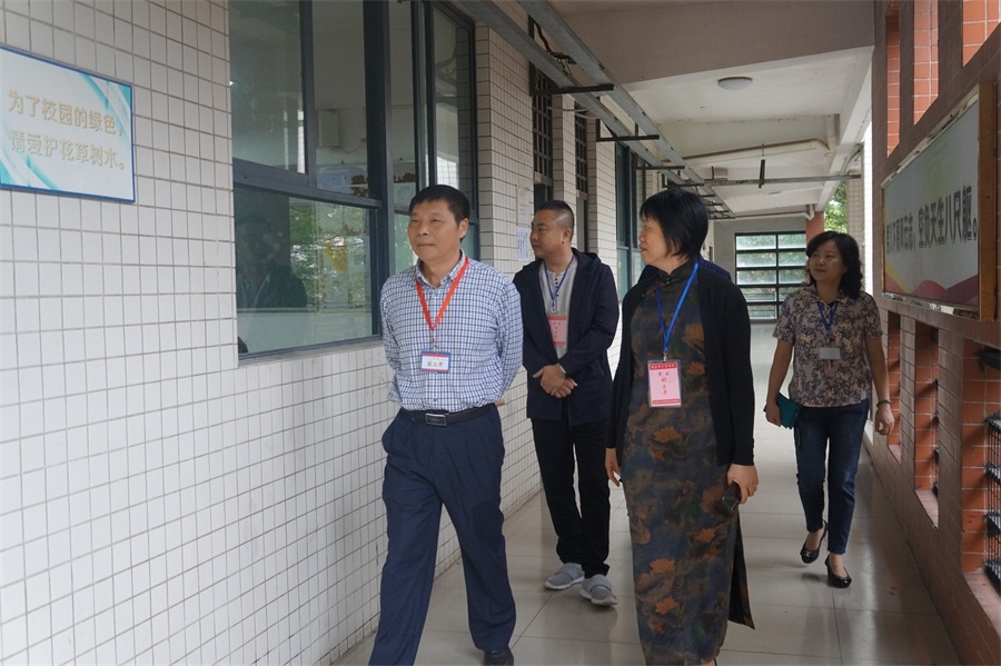 7、我院领导陪同市人社局领导巡视考试情况.JPG