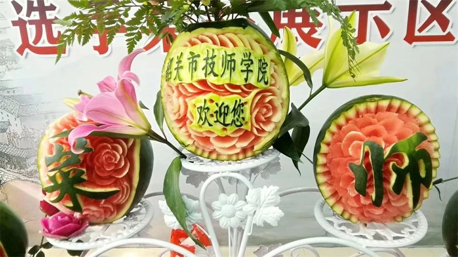 我院烹饪专业学生食品雕刻作品3.jpg