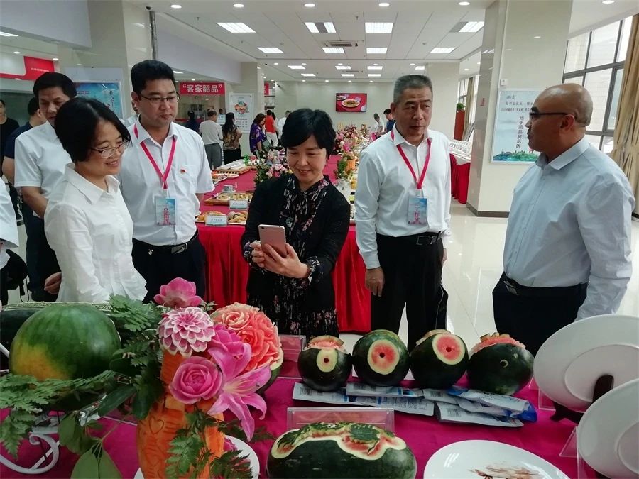 市领导、市人社局领导对我院展品表示赞赏2.jpg
