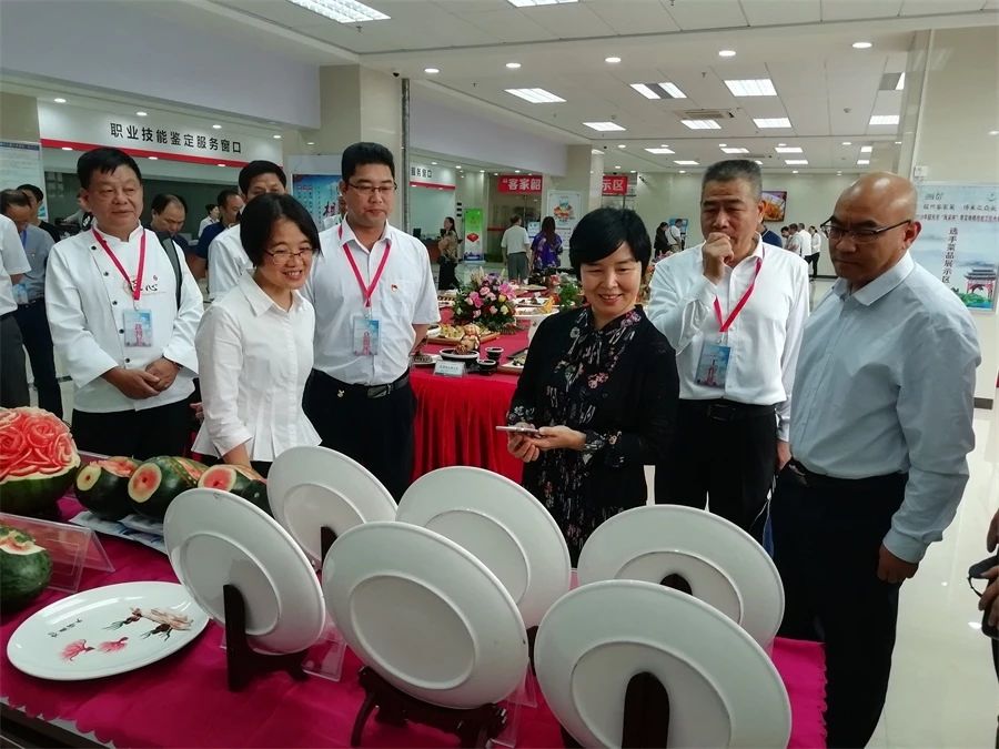 市领导、市人社局领导对我院展品表示赞赏1.jpg