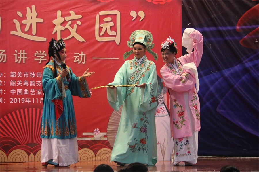 图三粤剧团向同学们介绍粤剧角色的特点.JPG