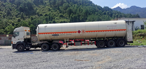 汽车罐车.jpg