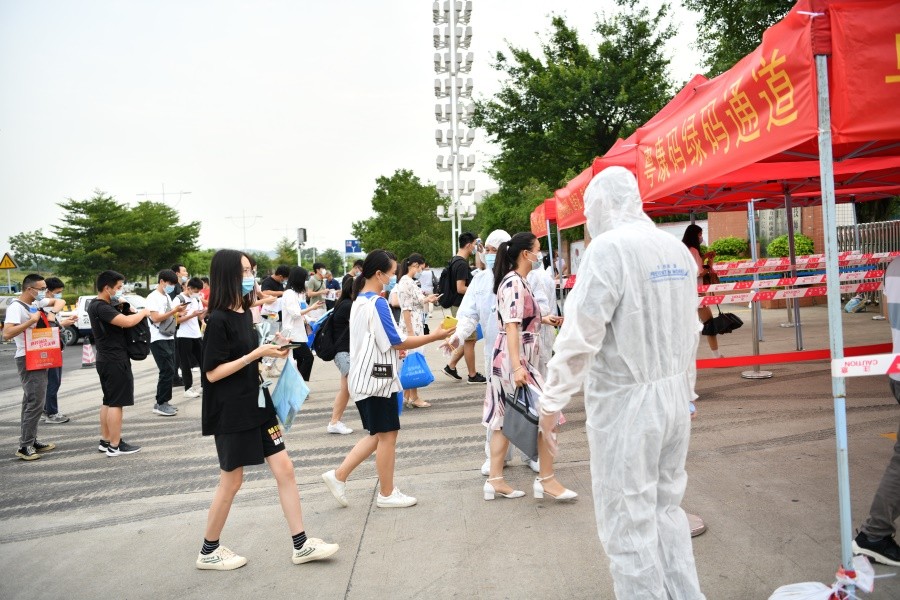 考生有序排队进入考点.JPG