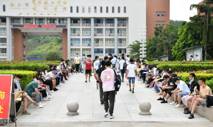 考生在校园内有序候考.JPG