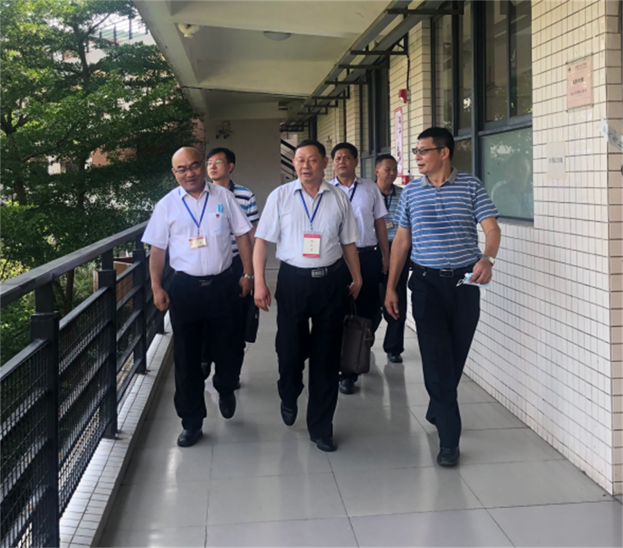 韶关考区总巡考、市委组织部副部部长、市公务员局局长骆新航，考区副总主考、市人社局副局长张建国在学院领导的陪同下进行实地巡考检查.png