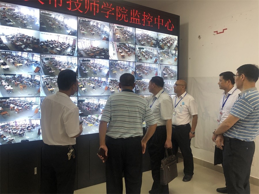 韶关考区总巡考、市委组织部副部部长、市公务员局局长骆新航，考区副总主考、市人社局副局长张建国在学院监控中心查看实时考场情况.jpg