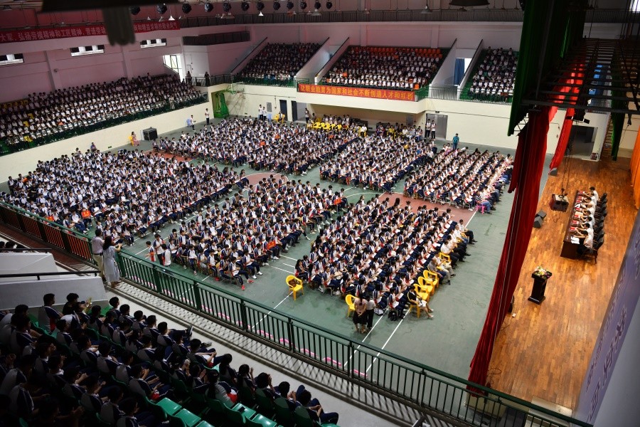 开学典礼现场坐满新生2.JPG