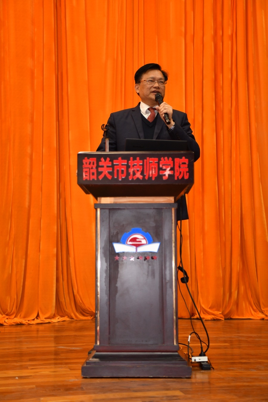 5广东省机械技师学院冯为远院长做交流发言.JPG