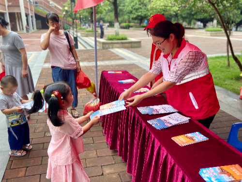 市审计局党员干部向市民群众派发民法典宣传资料