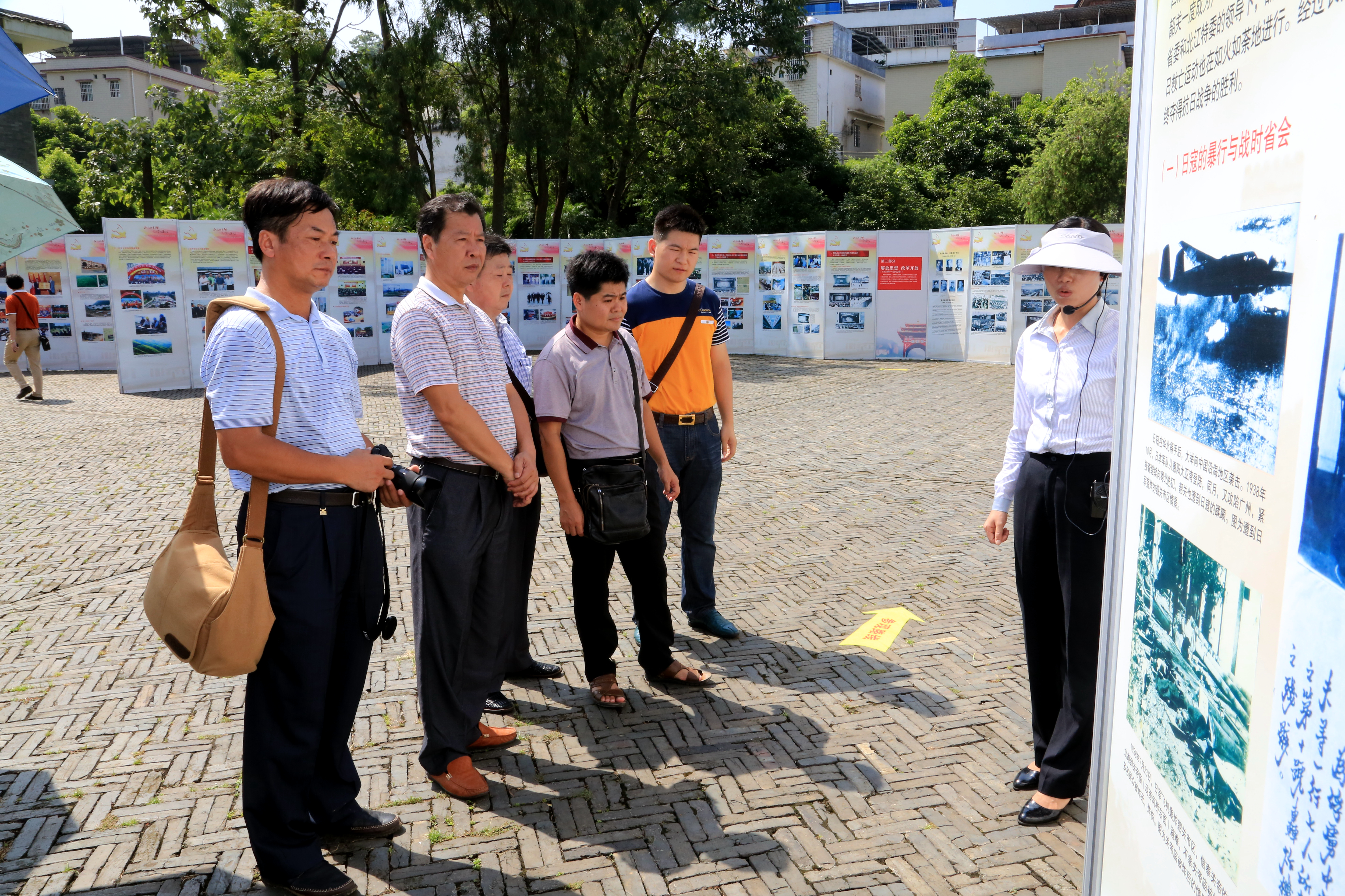 市档案局局长卢中强带领市局党员干部参观图片展